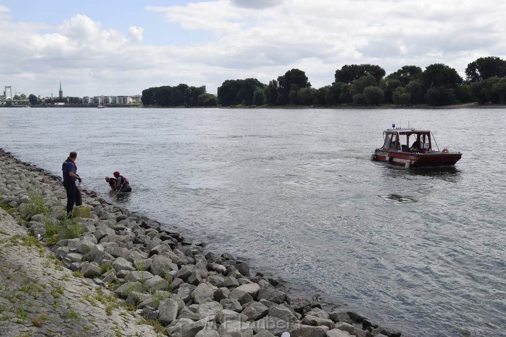 Uebung BF Taucher und Presse Koeln Zoobruecke Rhein P305.JPG - Miklos Laubert